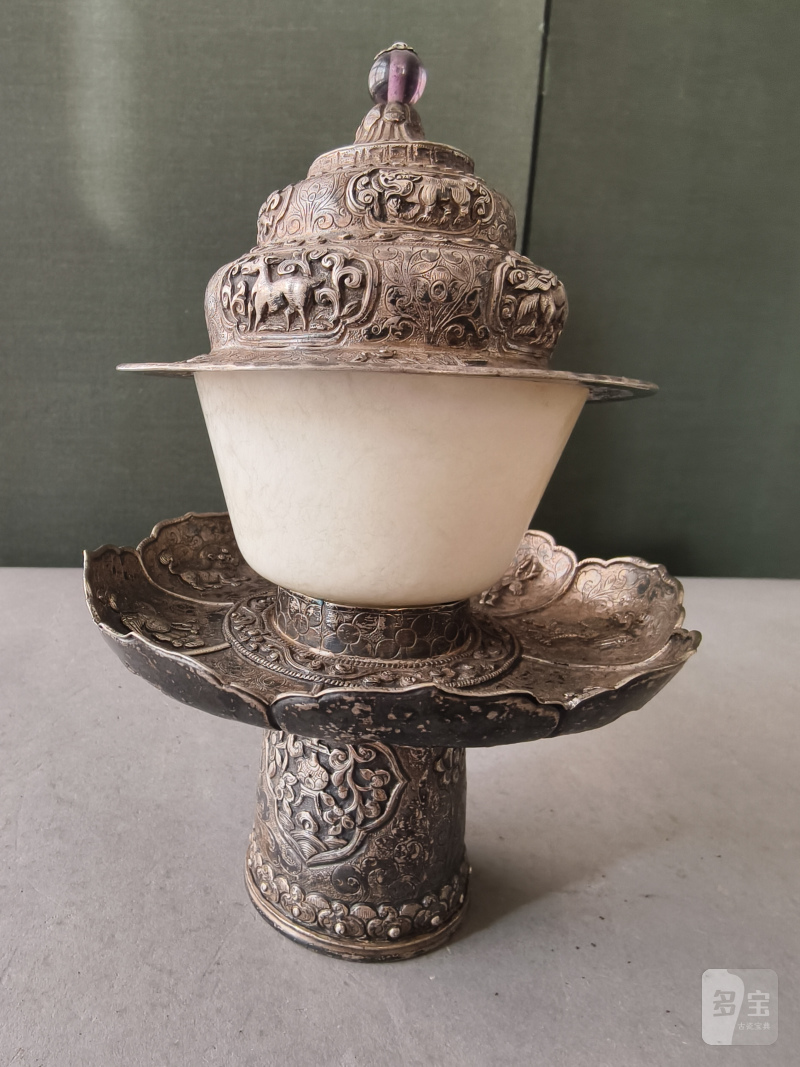 A jade bowl with stand and cover in silver with animals and floral motifs in relief - 图25